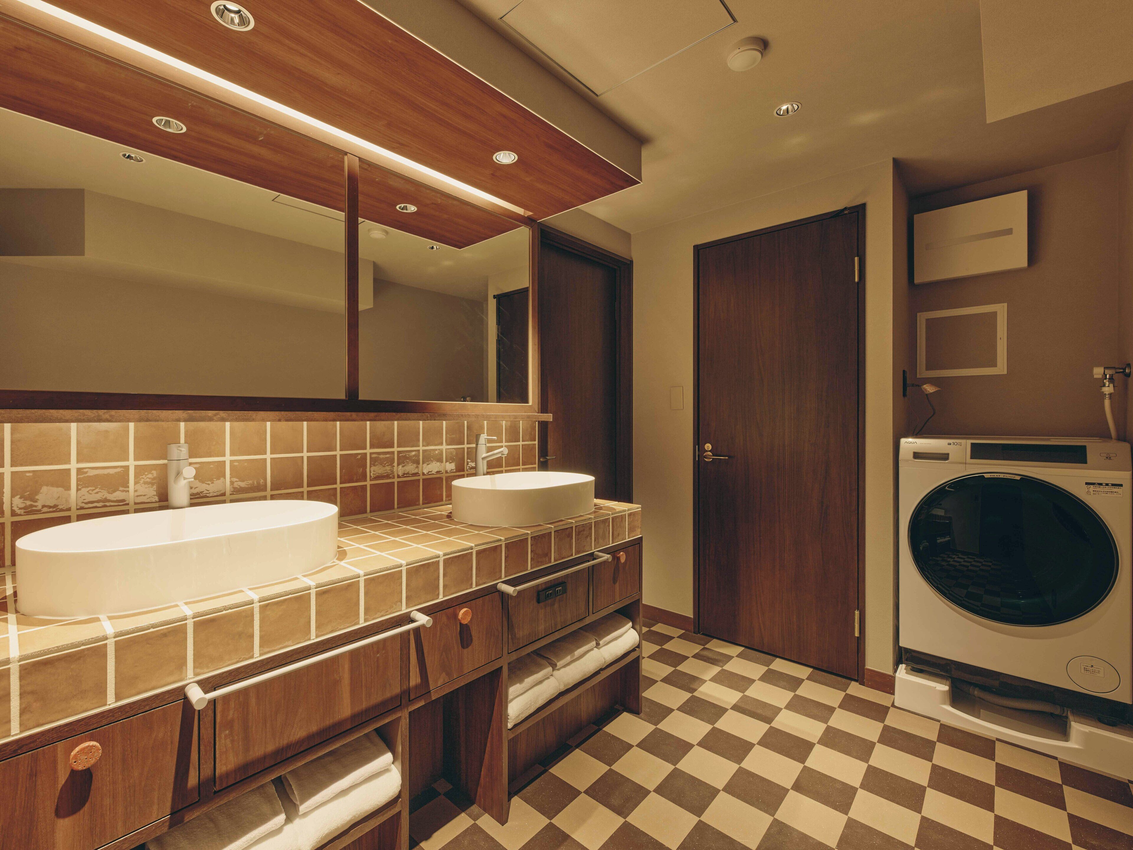 Deluxe kamer, op de hoek | Badkamer | Een douche, designer toiletartikelen, een haardroger, pantoffels