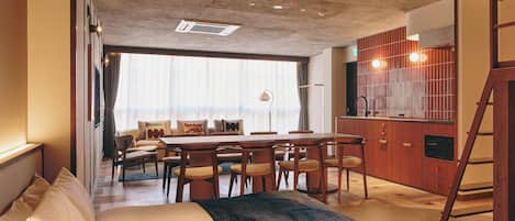 Suite – deluxe, hjørnerom | Blendingsgardiner, strykejern/-brett, wi-fi (inkludert) og sengetøy