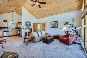 Televisión y chimenea