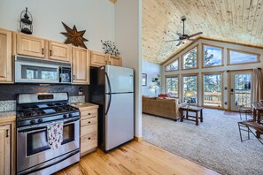 Fridge, microwave, oven, stovetop - Peaceful 3BR Cabin Retreat | Deck & Scenic Mountain (Jefferson)