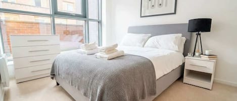 2 Schlafzimmer, Schreibtisch, Bügeleisen/Bügelbrett, WLAN