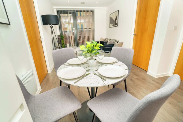 Dining - Spacious 2BR in Nottingham City Centre - Sleeps 4 (Nottingham)