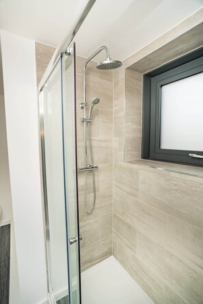 Shower, hair dryer, towels, shampoo - Spacious 2BR in Nottingham City Centre - Sleeps 4 (Nottingham)