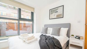 2 soverom, skrivebord, strykejern/-brett og wi-fi