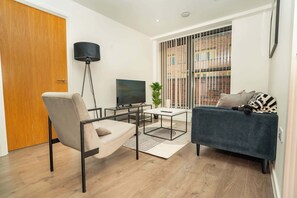 TV, offices - Spacious 2BR in Nottingham City Centre - Sleeps 4 (Nottingham)