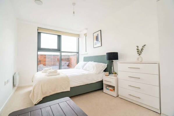 2 bedrooms, desk, iron/ironing board, WiFi