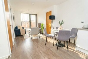 TV, offices - Charming 2-Bedroom Apartment in the Heart of Nottingham (Nottingham)