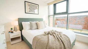 2 bedrooms, desk, iron/ironing board, WiFi