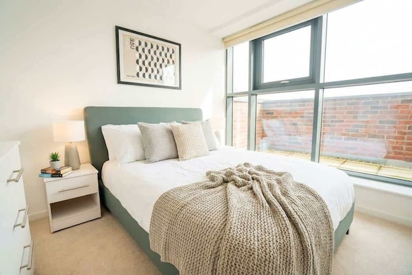 2 bedrooms, desk, iron/ironing board, WiFi - Charming 2-Bedroom Apartment in the Heart of Nottingham (Nottingham)