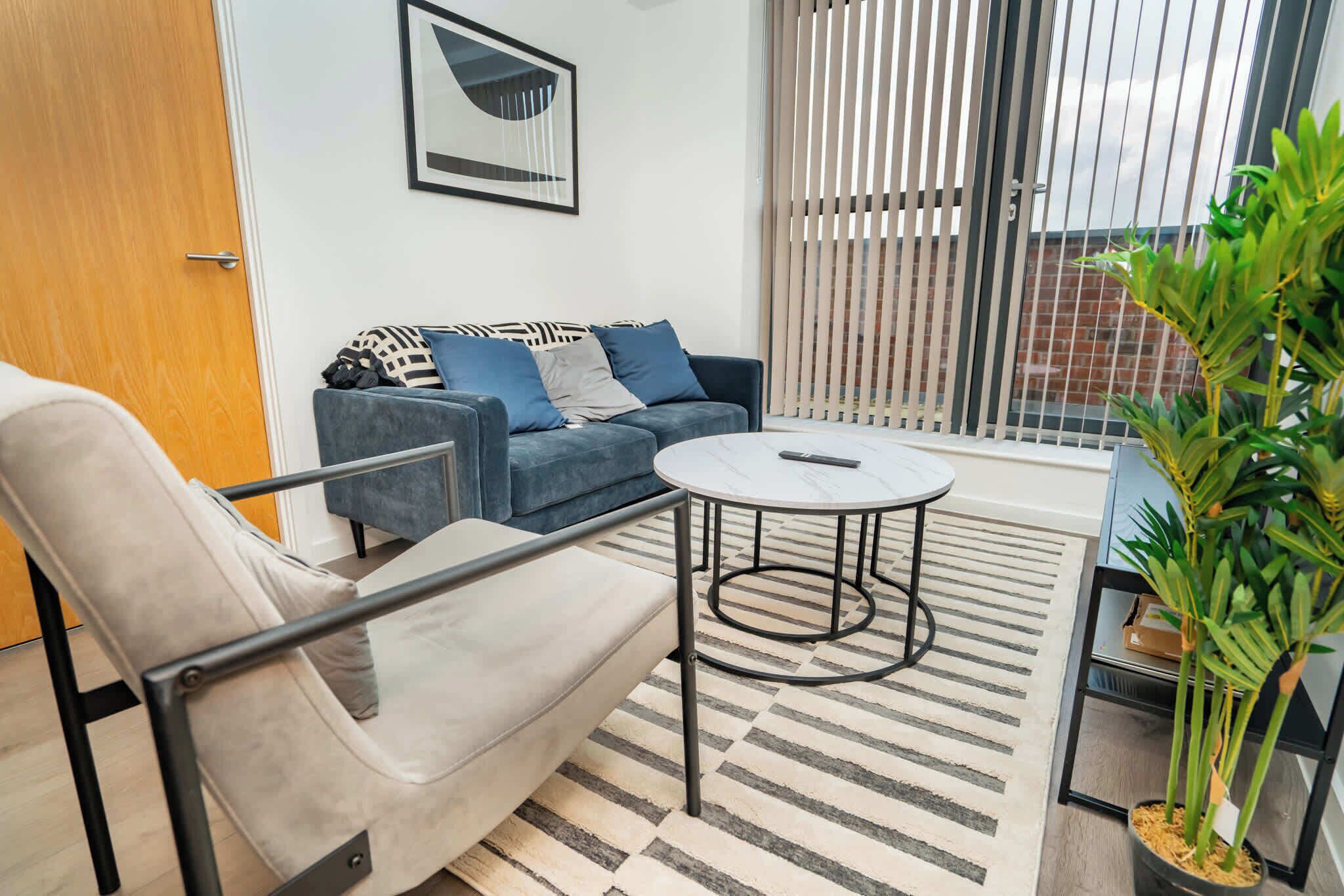 Una televisión, una oficina