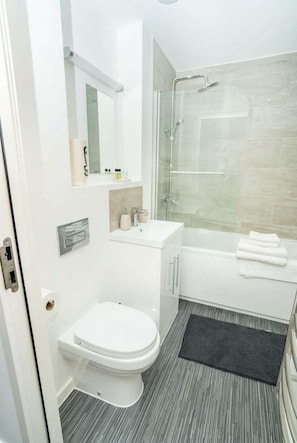 Shower, hair dryer, towels, shampoo - Charming 2-Bedroom Apartment in the Heart of Nottingham (Nottingham)