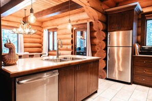 Fridge, microwave, oven, stovetop - Rustic Chalet & Serenity in Mont Blanc (Mont-Blanc)