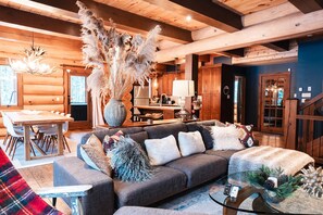 TV, fireplace - Rustic Chalet & Serenity in Mont Blanc (Mont-Blanc)