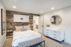 Desk, iron/ironing board, travel crib, WiFi - Renovated 3BR Townhouse w A/C in Aspen's Core! (Aspen)