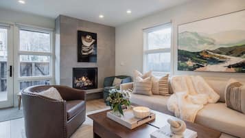 Televisión, chimenea, estéreo y oficina