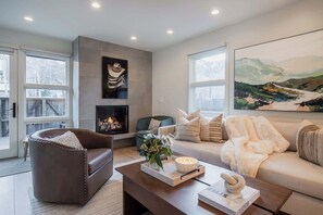 テレビ、暖炉、ステレオ、書斎 / ワークスペース