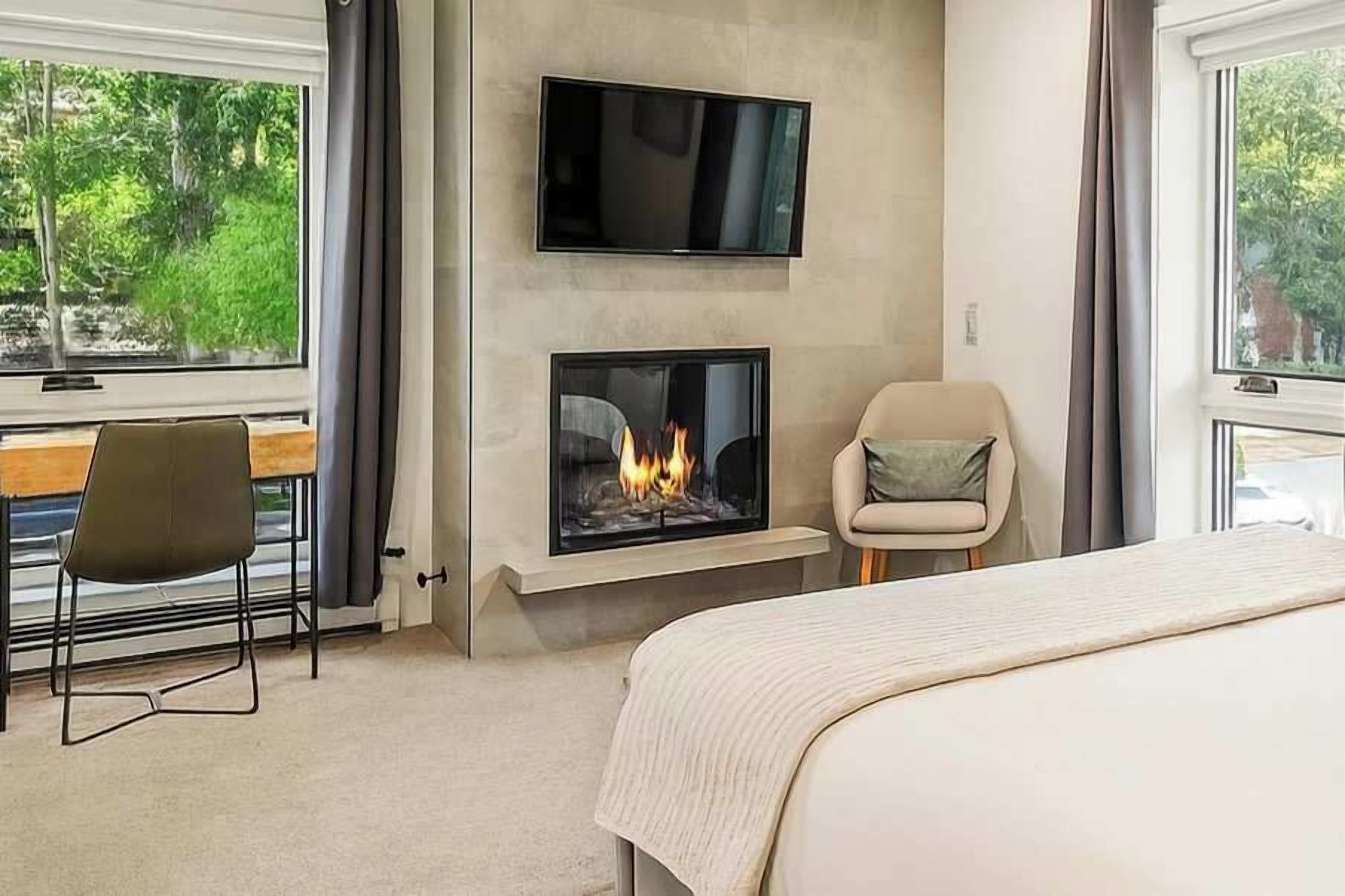 Skrivbord, strykjärn/strykbräda, resesäng och wi-fi