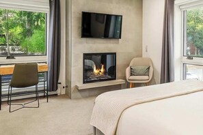 Skrivebord, strykejern/-brett, reiseseng for barn og wi-fi