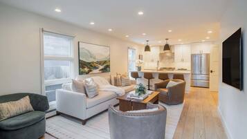 Televisión, chimenea, estéreo y oficina