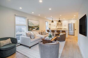 テレビ、暖炉、ステレオ、書斎 / ワークスペース