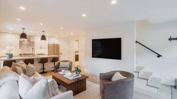 Televisión, chimenea, estéreo y oficina