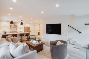 テレビ、暖炉、ステレオ、書斎 / ワークスペース