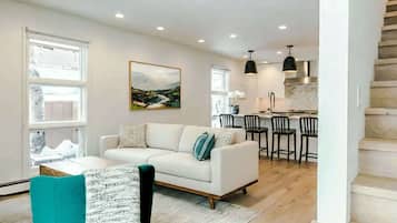 Tv, eldstad, en stereo och kontor