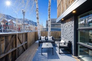 Terrace/patio - Renovated 3BR Townhouse w A/C in Aspen's Core! (Aspen)
