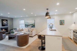 Interior - Renovated 3BR Townhouse w A/C in Aspen's Core! (Aspen)