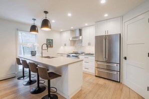 冷蔵庫、電子レンジ、オーブン、コンロ