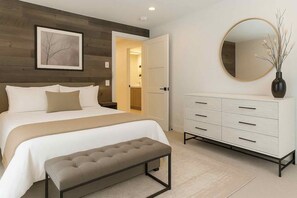 Een bureau, een strijkplank/strijkijzer, reisbedje, wifi