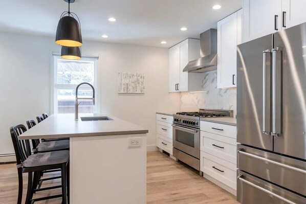 Fridge, microwave, oven, stovetop - Renovated Aspen Core 3BR, 2.5 BA Townhouse (Aspen)