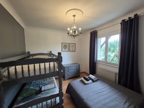 2 chambres, fer et planche à repasser, accès Internet, draps fournis