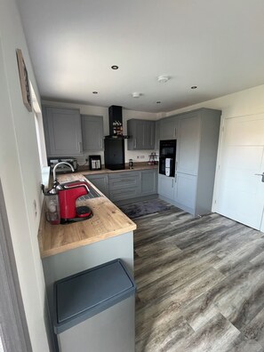 Mikrovågsugn, ugn, spishäll och diskmaskin