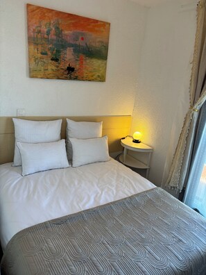 1 habitación, tabla de planchar con plancha, internet y ropa de cama 
