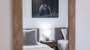 Escritorio, tabla de planchar con plancha, wifi gratis y ropa de cama