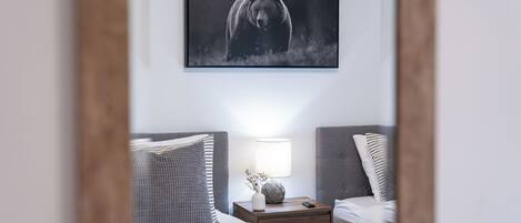 Escritorio, tabla de planchar con plancha, wifi gratis y ropa de cama