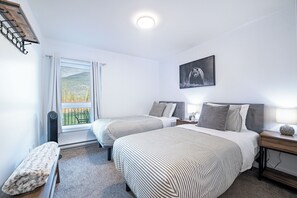2 bedrooms, desk, iron/ironing board, free WiFi - Spacious and comfortable modern mountain getaway, large private patio with Hot Tub & BBQ, pet-friendly and plenty of storage for bikes and skis! (Revelstoke)