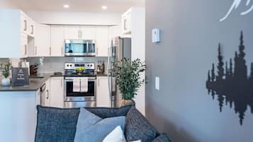 Geladeira, micro-ondas, fogão, cooktop