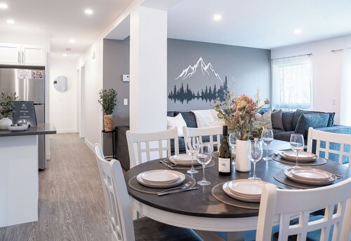 Spacious and comfortable modern mountain getaway, large patio with BBQ, pet-friendly and plenty of storage for bikes and skis.