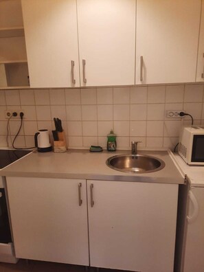 Apartemen Basic | Dapur pribadi | Lemari es, oven, kompor, dan peralatan masak/sendok-piring