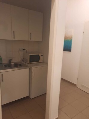 Apartemen Basic | Dapur pribadi | Lemari es, oven, kompor, dan peralatan masak/sendok-piring