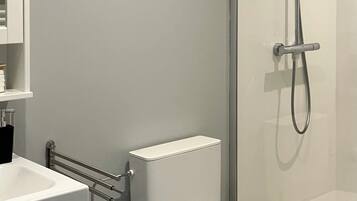 Dusche, Haartrockner, Handtücher, Seife