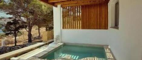 4 من حمّامات السباحة الخارجية