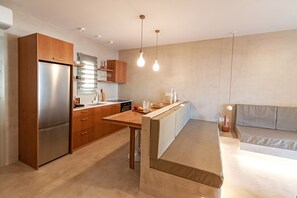 Casa, vista al mar | Cocina privada | Refrigerador con congelador, horno, parrilla de estufa y periquera 