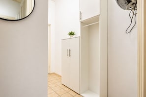 Room - Cozy 1BR Haven Perfect for Long Stay (Vienna)
