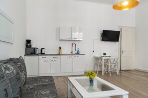 Apartemen Basic | Dapur kecil pribadi | Microwave, kompor, dan peralatan masak/sendok-piring