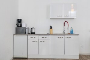 Apartemen Basic | Dapur kecil pribadi | Microwave, kompor, dan peralatan masak/sendok-piring