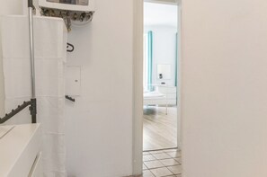 Apartemen Basic | Kamar mandi | Shower, perlengkapan mandi gratis, pengering rambut, dan handuk