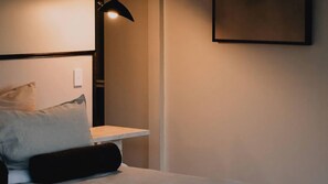 A bedroom with a bed, pillows, a bedside table, a lamp, and a wall-mounted picture. - Echo - 3 Bedroom Lifestyle Retreat (Buffalo River)